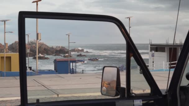 Waves Crushing Ashore Small Fishing Port Peru Located Edge Coastal — Stock Video