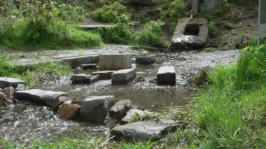 Almanya 'nın Rothaargebierge dağlarındaki Ilse Nehri' nin kaynağı olan Ilsequelle Nehri 'nin yavaş çekim gücü kutsaldır ve inananlar için şifa gücüdür..