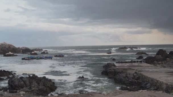 Κύματα Σύνθλιψη Στην Ξηρά Ένα Μικρό Αλιευτικό Λιμάνι Στο Περού — Αρχείο Βίντεο