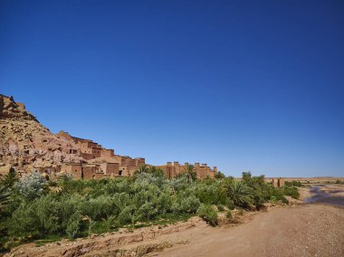 Ksar Ait Ben Haddou, Ouarzazate yakınlarındaki bir Berber kerpiç köyünün eski unesco mirası veya kasbah, Draa Tafilalet, Fas, popüler bir seyahat merkezidir ve sık sık Hollywood filmlerinde arka plan olarak görülebilir..