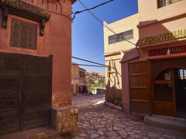 Ksar Ait Ben Haddou, Ouarzazate yakınlarındaki bir Berber kerpiç köyünün eski unesco mirası veya kasbah, Draa Tafilalet, Fas, popüler bir seyahat merkezidir ve sık sık Hollywood filmlerinde arka plan olarak görülebilir..