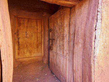 Ksar Ait Ben Haddou, Ouarzazate yakınlarındaki bir Berber kerpiç köyünün eski unesco mirası veya kasbah, Draa Tafilalet, Fas, popüler bir seyahat merkezidir ve sık sık Hollywood filmlerinde arka plan olarak görülebilir..