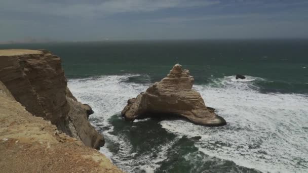 Хвилі Розбиваються Берег Національного Парку Паракас Перу Розташовані Краю Прибережної — стокове відео