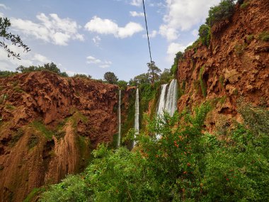 Fas 'ın Tanaghme köyü yakınlarındaki güzel Ouzoud Şelaleleri Büyük Atlas Dağları' nda popüler bir seyahat merkezidir..
