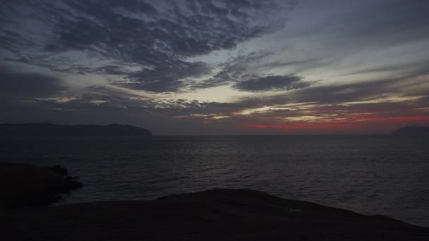 南美洲太平洋沿岸的秘鲁国家保护区上空闪烁着金色的夕阳 — 图库视频影像