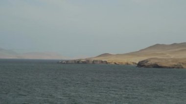 Peru 'daki Paracas Ulusal Parkı' nda kıyıya vuran dalgalar, Güney Amerika 'daki Pasifik Okyanusu' nun kıyısındaki kıyı çölünün kıyısında yer alıyor..