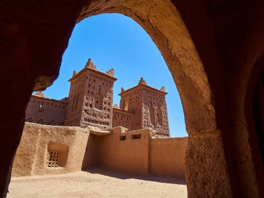 Bir Kasbah, Kuzey Afrika 'nın Fas çölünde güzel bir vahada inşa edilen kilden ve samandan yapılmış tipik ve geleneksel bir binadır..