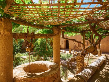 Bir Kasbah terasının içinde, Kuzey Afrika 'nın Fas çölünde güzel bir vahada inşa edilmiş, tipik ve geleneksel bir kil ve samandan yapılmış bir bina vardır..