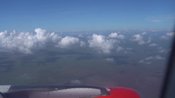 从瓜亚基尔飞往加拉帕戈斯群岛的航班上乘客通过机舱窗户看到的飞机上的喷气式发动机 — 图库视频影像