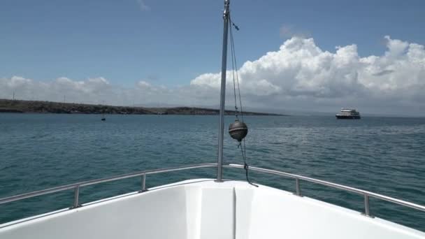 Ship Cruising Blue Water Pacific Ocean Galapagos Islands Ecuador Beautiful — Stock Video