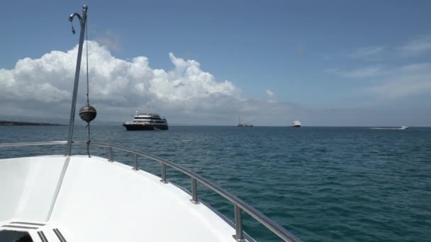 太平洋の青い水を巡航する船は 青空と美しい晴れた日にエクアドルのガラパゴス諸島を浮かべます — ストック動画