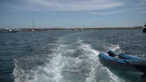 Schip Varen Rond Door Het Blauwe Water Van Stille Oceaan — Stockvideo