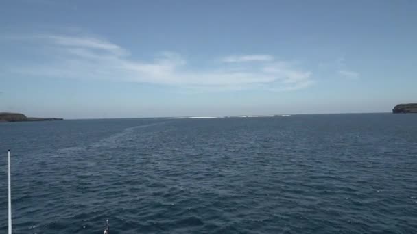 在阳光明媚 蓝天晴朗的厄瓜多尔加拉帕戈斯群岛上 一艘在太平洋蓝色海水中穿梭的船 — 图库视频影像