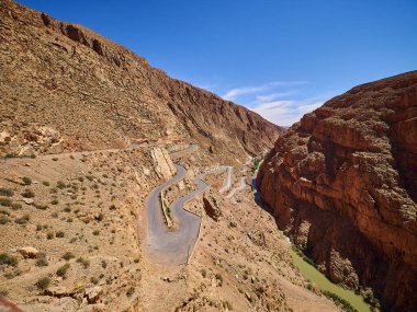 Fas dağlarındaki güzel babaların dar dönüşleri ve keskin virajları.