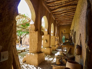 Bir Kasbah terasının içinde, Kuzey Afrika 'nın Fas çölünde güzel bir vahada inşa edilmiş, tipik ve geleneksel bir kil ve samandan yapılmış bir bina vardır..