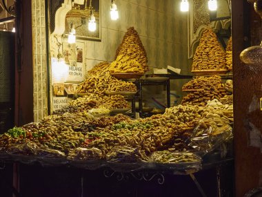 Marakeş 'in merkezindeki eski Arap Medine' sinde bir dükkanın içinde..