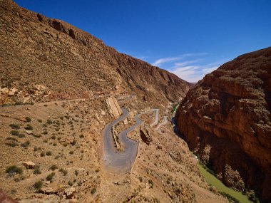 Fas dağlarındaki güzel babaların dar dönüşleri ve keskin virajları.