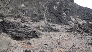 Ekvador, Galapagos Adaları 'ndaki Bartolome Adası volkanik manzarasının keskin uçurumları