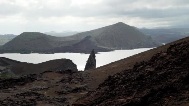 Skarpa Klippor Bartolomes Vulkaniska Landskap Vid Galapagosöarna Ecuador — Stockvideo