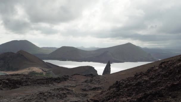 Acantilados Agudos Del Paisaje Volcánico Isla Bartolomé Las Islas Galápagos — Vídeo de stock