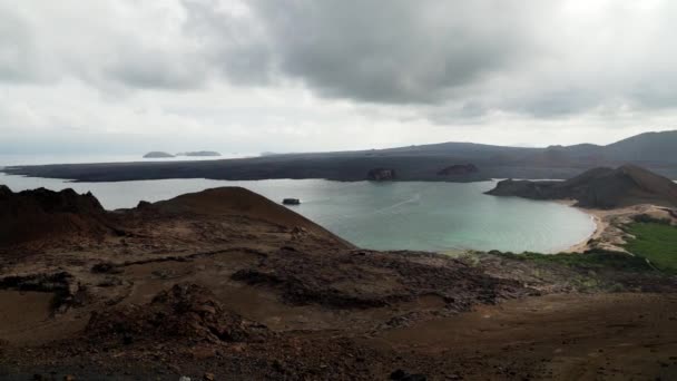 バルトローム島の火山風景の鋭い崖 有名なピナクルロックガラパゴス諸島 エクアドルの2つのビーチ間 — ストック動画