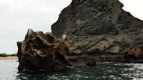 Ostre Klify Wulkanicznego Krajobrazu Wyspy Bartolome Słynną Skałą Pinnacle Pomiędzy — Wideo stockowe