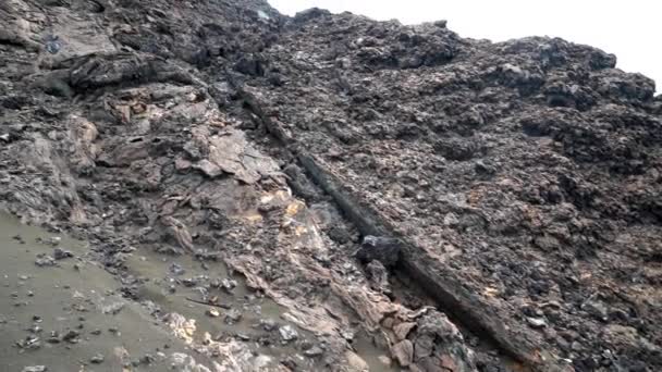 Απότομους Βράχους Του Ηφαιστειακού Τοπίου Του Νησιού Bartolome Διάσημο Pinnacle — Αρχείο Βίντεο