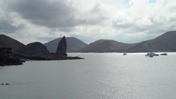 バルトローム島の火山風景の鋭い崖 有名なピナクルロックガラパゴス諸島 エクアドルの2つのビーチ間 — ストック動画