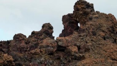 Bartolome Adası 'nın volkanik manzarasının keskin uçurumları Galapagos Adaları, Ekvador' daki iki plaj arasındaki ünlü Pinnacle Kayası