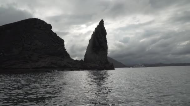 Acantilados Agudos Del Paisaje Volcánico Isla Bartolomé Con Famosa Roca — Vídeo de stock