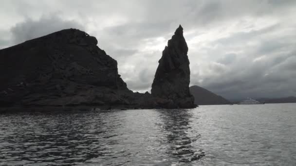 Acantilados Agudos Del Paisaje Volcánico Isla Bartolomé Con Famosa Roca — Vídeo de stock