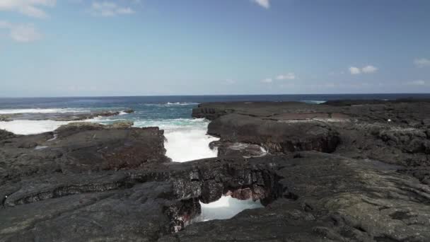 Olas Del Océano Pacífico Azul Profundo Aplastando Tierra Las Rocas — Vídeos de Stock