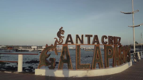 Пуерто Айора Санта Крус Галапагоські Острови Еквадор 2019 Великий Знак — стокове відео