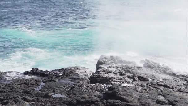 Meerwasser Des Pazifischen Ozeans Wird Durch Ein Blasloch Gepresst Und — Stockvideo