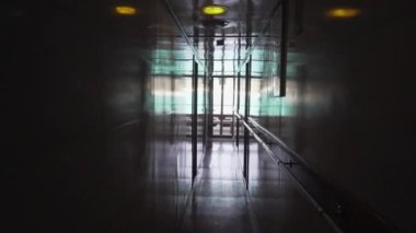 Pasifik Okyanusu 'nun turkuaz deniz suyu boyunca Galapagos adalarının beyaz kumlu plajlarında gezinen küçük bir yatta bir koridorun içinde..