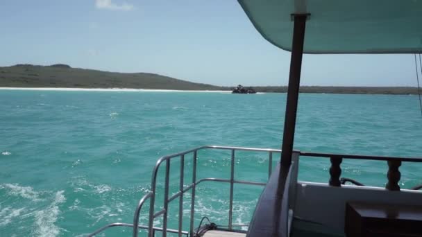 Kis Motoros Jacht Cirkál Végig Fehér Homokos Strandok Galapagos Szigetek — Stock videók