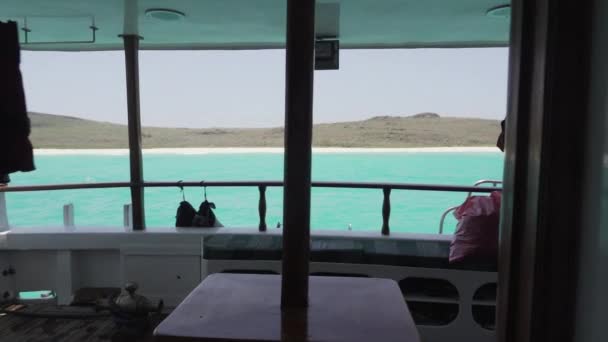 Kis Motoros Jacht Cirkál Végig Fehér Homokos Strandok Galapagos Szigetek — Stock videók