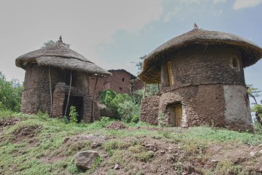 Lalibela, Etiyopya - 06 08 2011: Etiyopya 'daki Lalibela Ortodoks kiliselerine yakın kil kulübeleri.