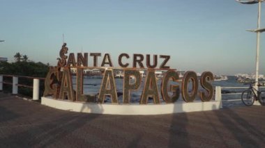 Santa Cruz adasındaki Puerto Ayora 'da büyük bir işaret. Bir kertenkele ve çekiç başlı köpekbalığı, Pasifik Okyanusu' ndaki Galapagos adaları takımadalarında.
