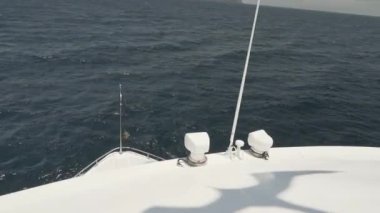 Olağanüstü bir fregat kuşu, Fregata magnificens, karakteristik kırmızı bir kese ile büyük bir Karadeniz kuşu, Fırkateyn kuşu, Ekvador 'daki Pasifik Okyanusu' ndaki Galapagos adalarının kıyılarındaki bir yolcu gemisinin üzerinde açık mavi gökyüzünde süzülüyor..