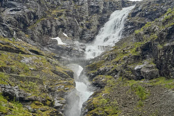 ノルウェーの山々にあるトロルスティージュの風光明媚な道の山の滝 — ストック写真