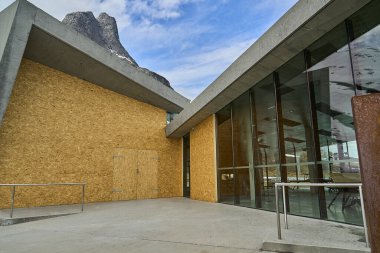 Norveç dağlarındaki Trollstigen manzaralı yolundaki dağ yolu boyunca uzanan turistik kafe bir çığ tarafından vurulduktan sonra.