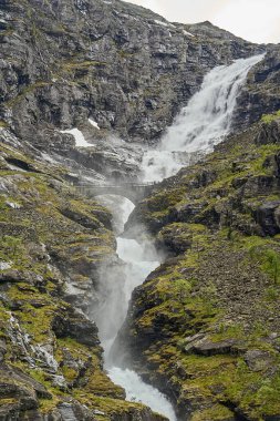 Norveç 'in dağlarındaki Trollstigen manzaralı yolda bir dağ manzarasında şelale.