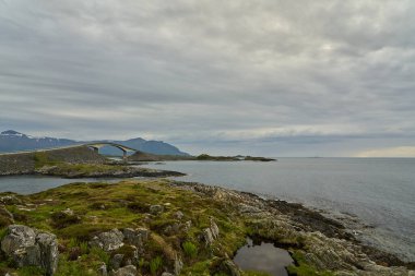 Kuzey Atlantik Okyanusu 'nun engebeli kıyı şeridi boyunca Norveç' teki meşhur Atlantik yolu boyunca popüler bir köprü..
