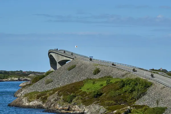 Populární Most Podél Slavné Atlantické Silnice Norsku Podél Drsného Pobřeží — Stock fotografie
