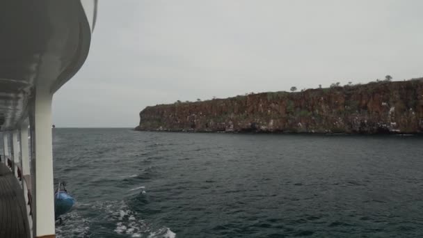 Pequeno Navio Cruzeiro Privado Que Navega Longo Costa Acidentada Ilha — Vídeo de Stock