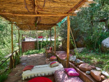 Kuru ve çorak bölgede yemyeşil bitki örtüsü olan vaha Fas dağlarında bir çöl manzarasında..