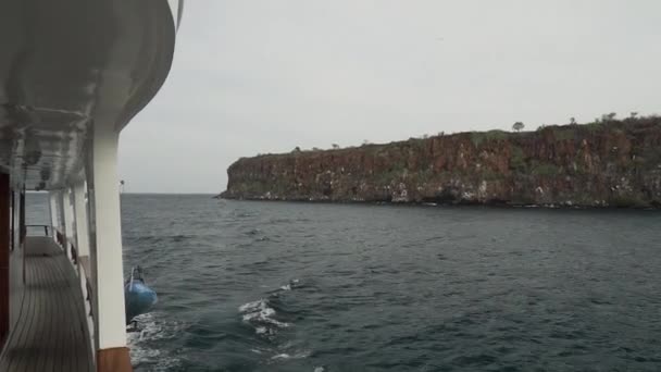 Pequeño Crucero Privado Que Cruza Largo Escarpada Costa Isla España — Vídeos de Stock