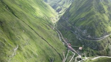 Nariz del Diablo 'nun havası, şeytan burnu, Ekvador' un And Dağları 'ndaki ünlü tren yolu, o kadar dik ki, dağlara zik zak çizerek çıkmaz sokaklara girmek zorunda, Güney Amerika