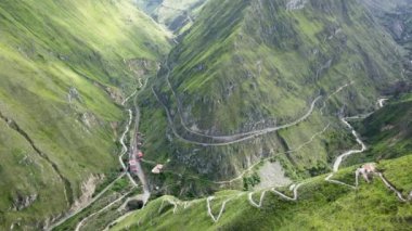 Nariz del Diablo 'nun havası, şeytan burnu, Ekvador' un And Dağları 'ndaki ünlü tren yolu, o kadar dik ki, dağlara zik zak çizerek çıkmaz sokaklara girmek zorunda, Güney Amerika